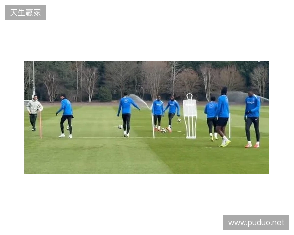 跟队：埃斯特旺参加了切尔西的公开训练，里斯、约恩森缺席